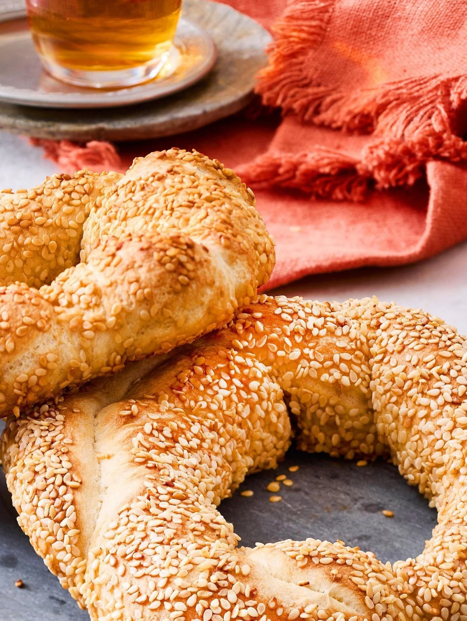 Köstliche, frisch gebackene Simit – Türkische Sesamringe auf einem weißen Teller