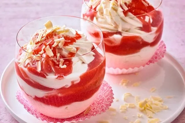 Köstliches Spaghetti-Eis-Dessert, das einzigartig präsentiert ist.
