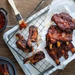 Saftige Spareribs auf dem Grill, perfekt für ein BBQ oder im Ofen zubereitet.
