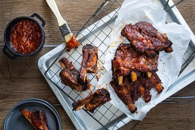 Saftige Spareribs auf dem Grill, perfekt für ein BBQ oder im Ofen zubereitet.