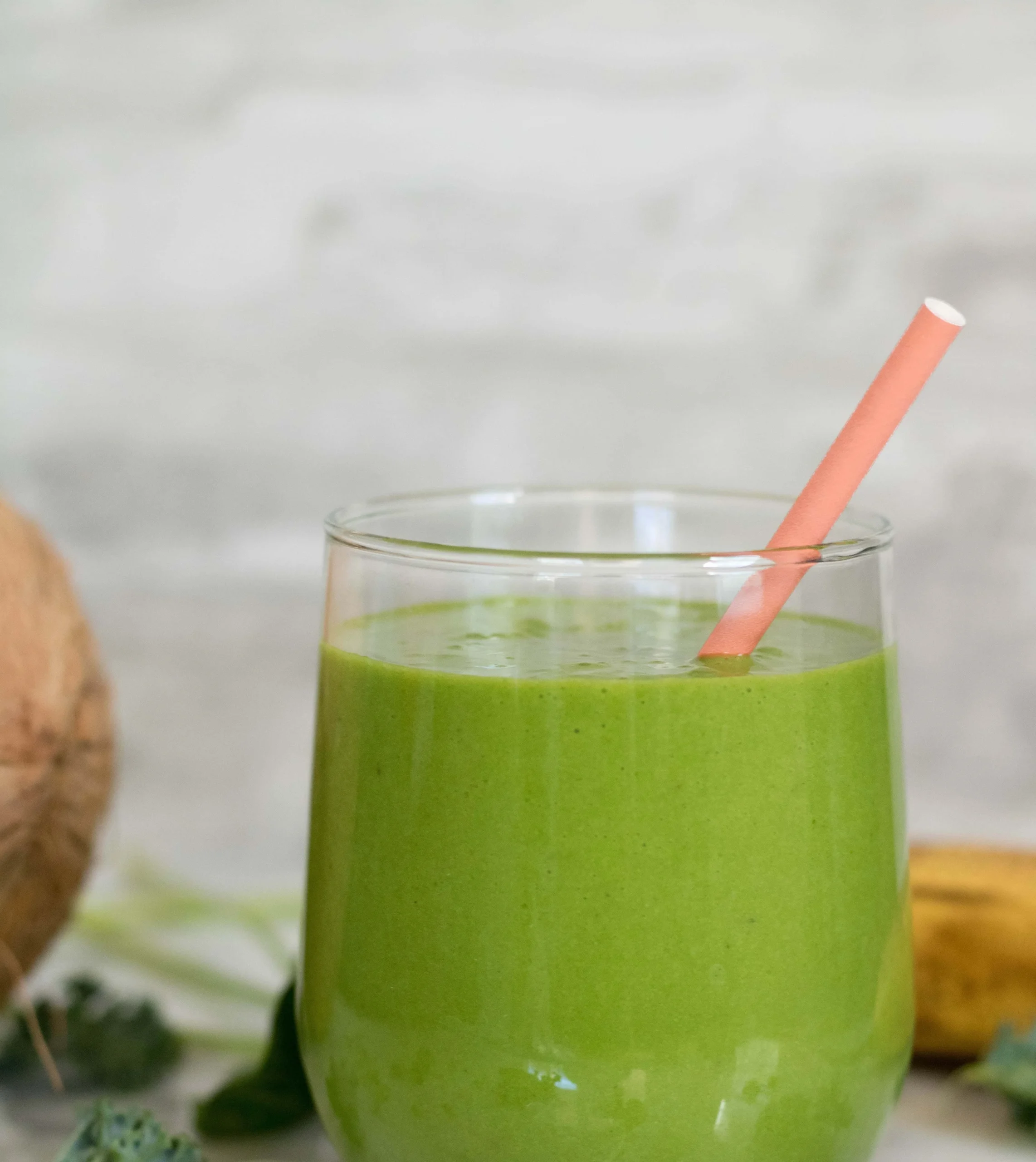 Spinat- und Grünkohl-Smoothie in einem Glas mit frischen Zutaten