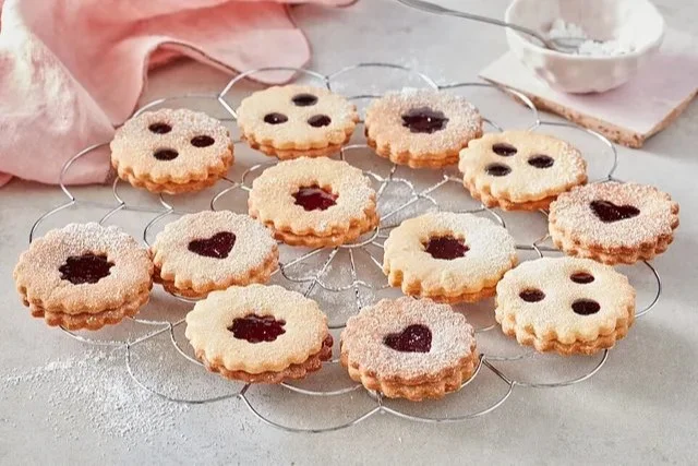 Leckere Spitzbuben Plätzchen mit Marmelade gefüllt auf einem Teller