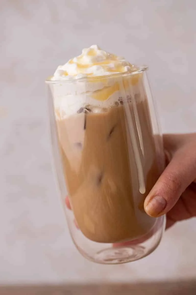 Starbucks Weiße Schokolade Mokka Latte in einem hübschen Becher serviert