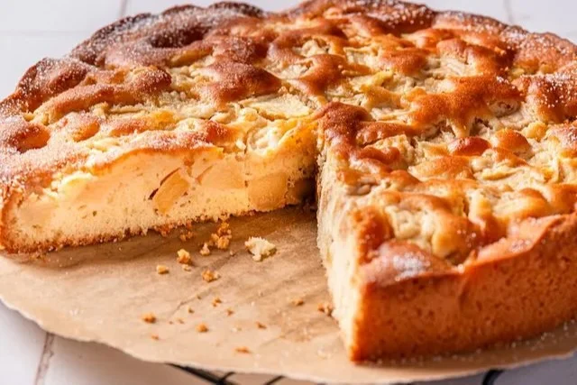 Super saftiger Apfelkuchen mit frischen Äpfeln und einer goldbraunen Kruste