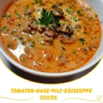 Schüssel mit Tomaten-Hack-Pilz-Käsesuppe, frisch serviert mit Kräutern