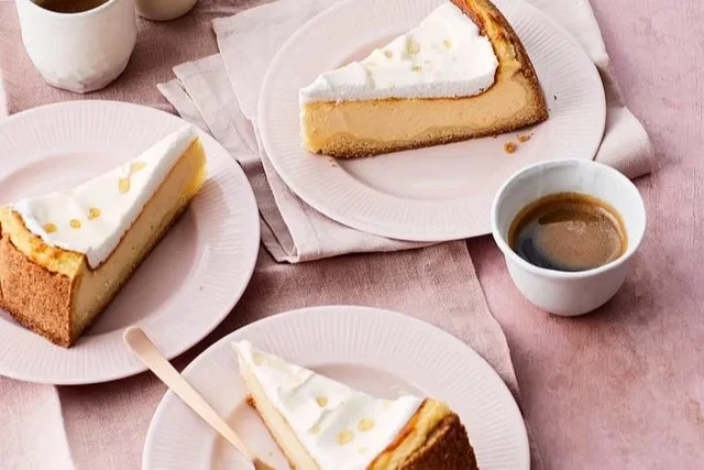 Ein leckerer Tränenkuchen auf einem Tisch, dekoriert mit Sahne und Früchten