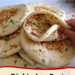 Frisch gebackenes Türkisches Brot auf einem Holzbrett