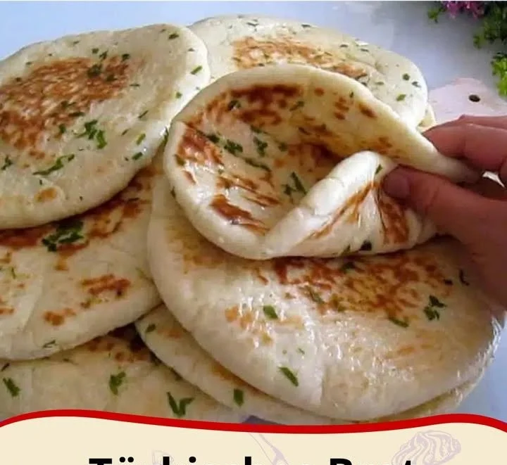 Frisch gebackenes Türkisches Brot auf einem Holzbrett