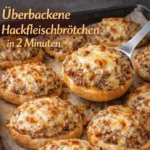 Überbackene Hackfleischbrötchen mit Käse im Ofen gebacken