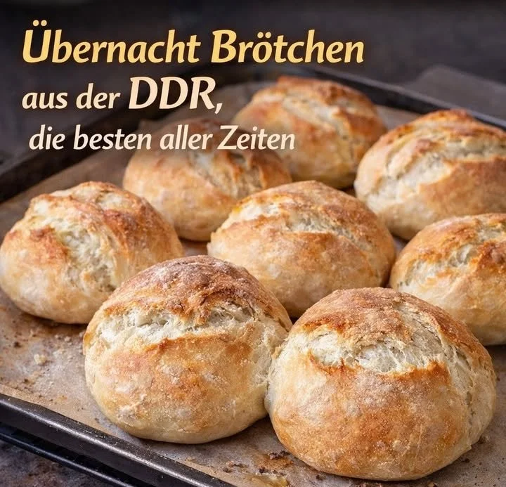 Übernacht Brötchen aus der DDR auf einem rustikalen Holzbrett
