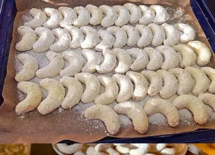 Leckere Vanillekipferl mit Puderzucker bestäubt