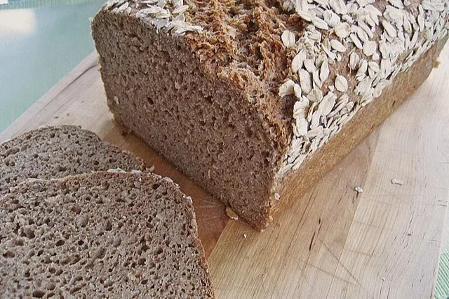 Vollkorn-Speltbrot frisch gebacken auf einem Holzbrett