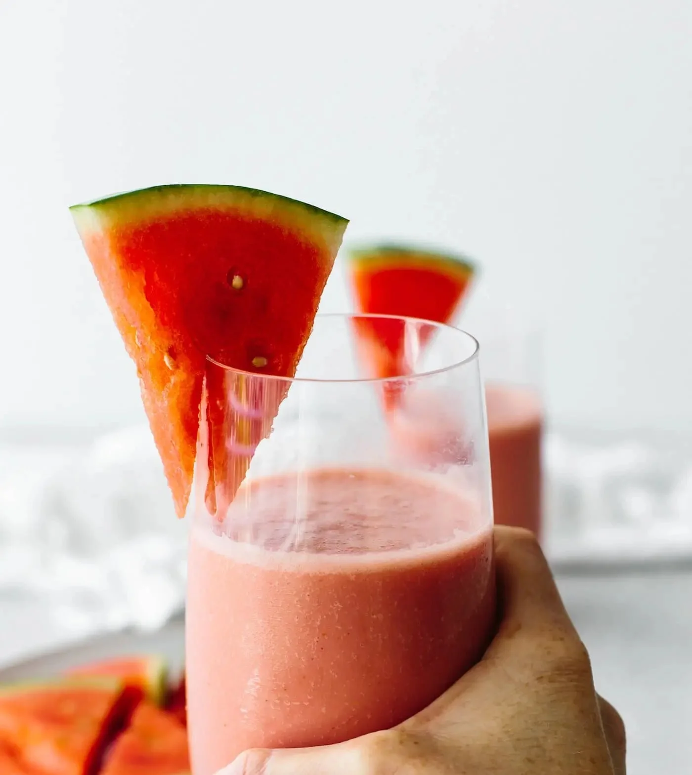 Ein erfrischender Wassermelonen-Smoothie in einem Glas, dekoriert mit Minzblättern.