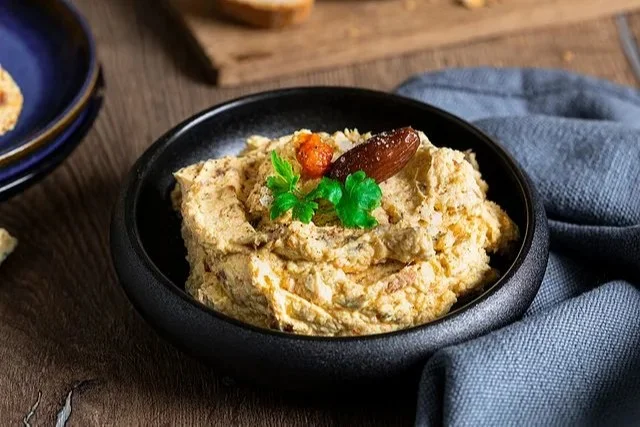 Würziger Dattelschmand-Dip für leckere Snacks und Aufstriche