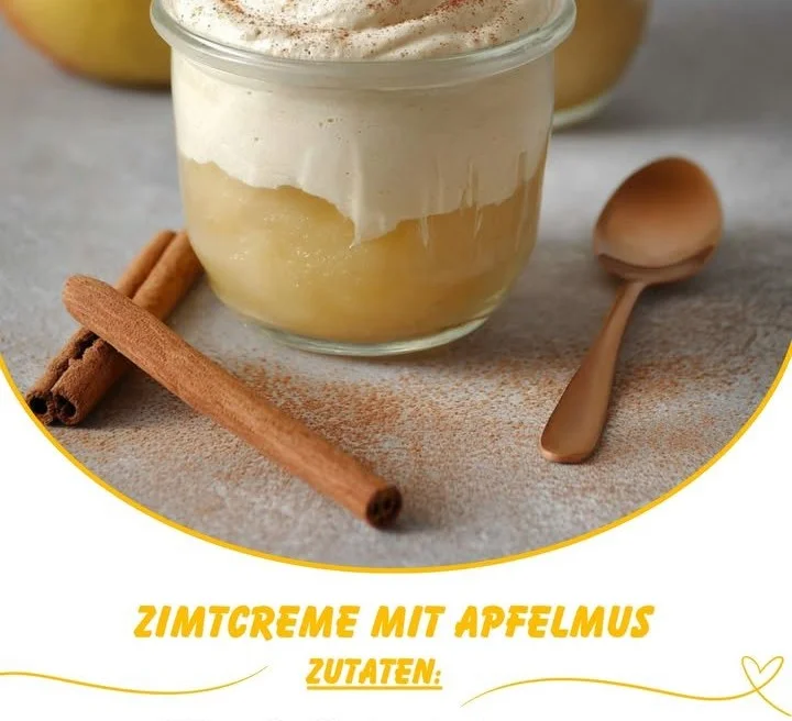 Zimtcreme mit Apfelmus in einer Schüssel, dekoriert mit Zimtstangen.