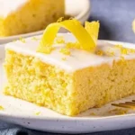 Saftiger Zitronenkuchen mit frischem Zitrone-Aroma auf einem Kuchenteller