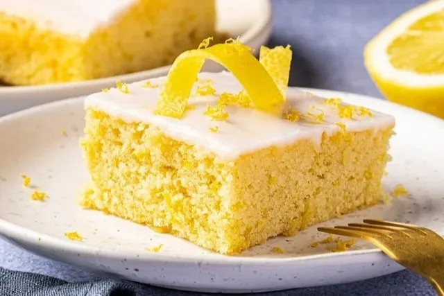 Saftiger Zitronenkuchen mit frischem Zitrone-Aroma auf einem Kuchenteller