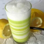 Erfrischender Zitronenshake in einem Glas mit Zitronenscheiben