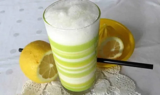 Erfrischender Zitronenshake in einem Glas mit Zitronenscheiben