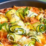 Zucchini-Involtini gefüllt mit Pulled Pork Sauce auf einem Teller