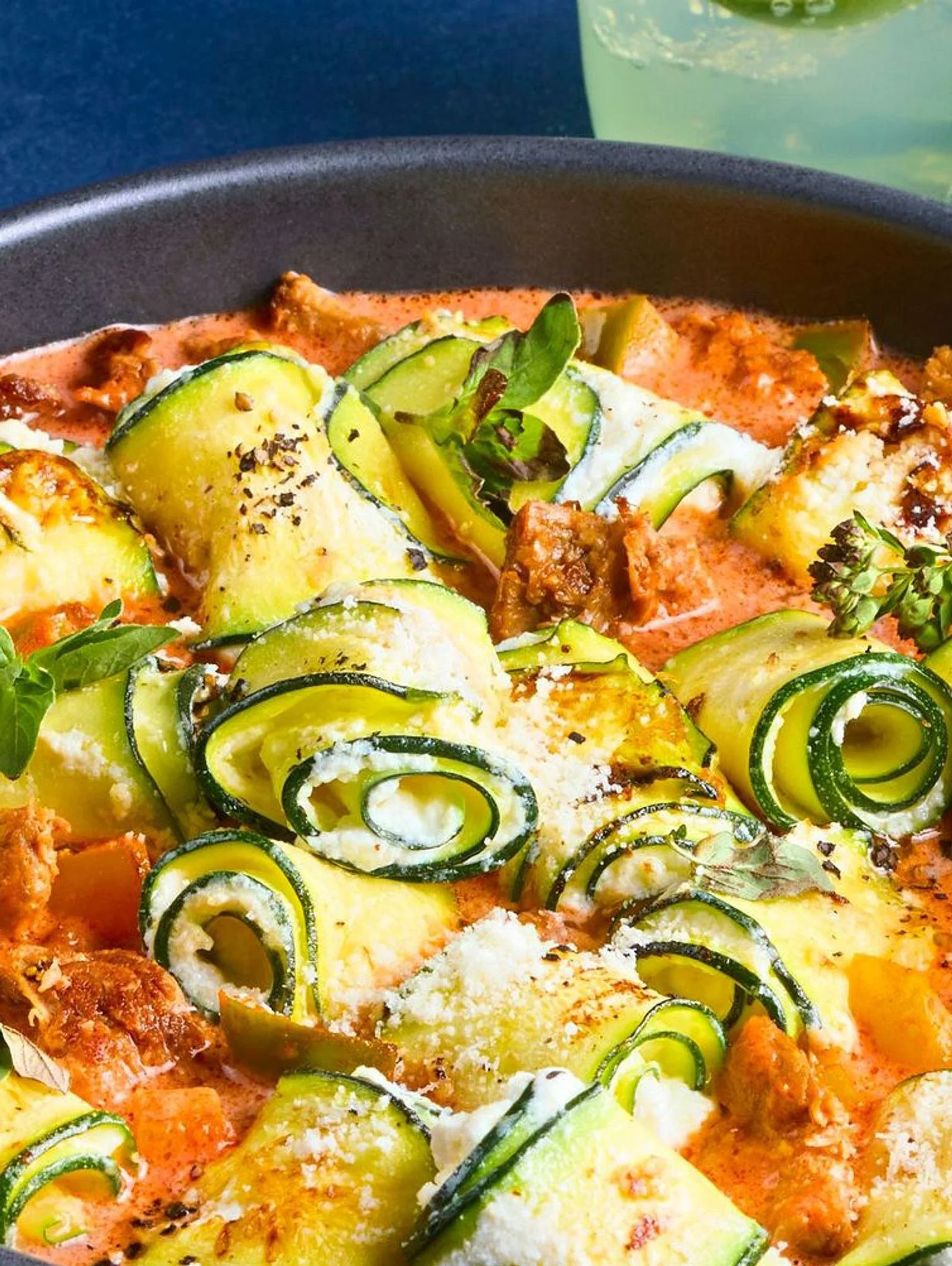 Zucchini-Involtini gefüllt mit Pulled Pork Sauce auf einem Teller
