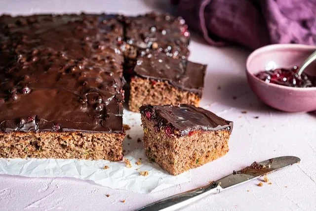 Saftiger Zucchini-Kuchen auf einem Tisch