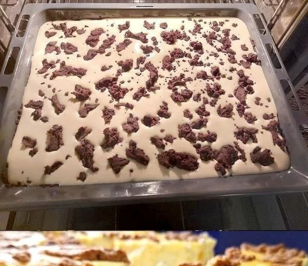 Zupfkuchen vom Blech mit cremiger Quarkfüllung auf einem Blech serviert