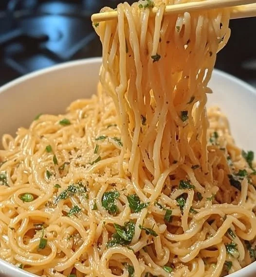 10 Minuten Spaghetti mit knusprigem Knoblauch und frischen Kräutern