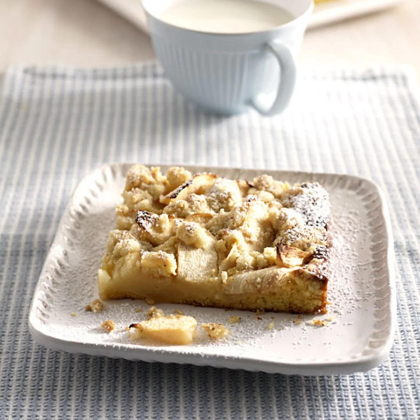 Leckerer Apfel-Streuselkuchen mit frischen Äpfeln und Streuseln auf einem Teller.