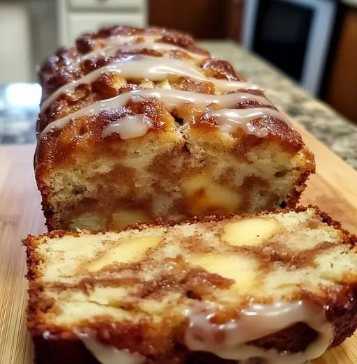 Schmackhafter Apfel Zimt Kuchen frisch gebacken mit Äpfeln und Zimt