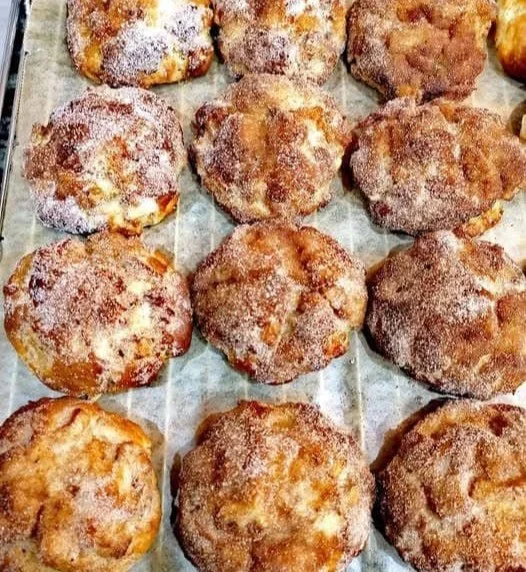 Leckere Apfelballen in einer Backform, frisch aus dem Ofen.
