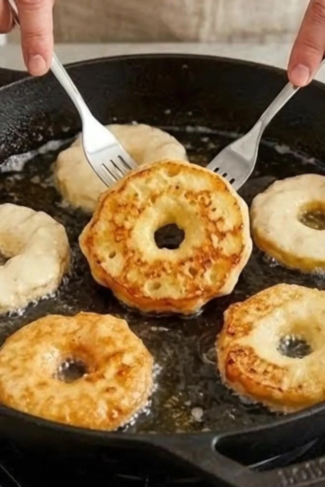Leckere Apfelküchle aus frischen Äpfeln, goldbraun gebacken und gesüßt.