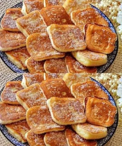 Leckere Apfelpfannkuchen mit frischen Äpfeln auf einem Teller