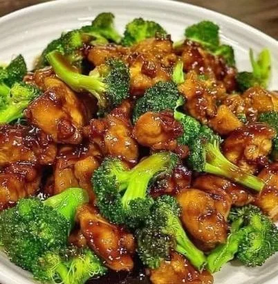 Asiatisches Brokkoli-Hähnchen mit frischem Gemüse auf einem Teller