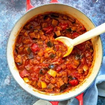 Schüssel mit Auberginen-Eintopf, aromatisch und farbenfroh serviert.