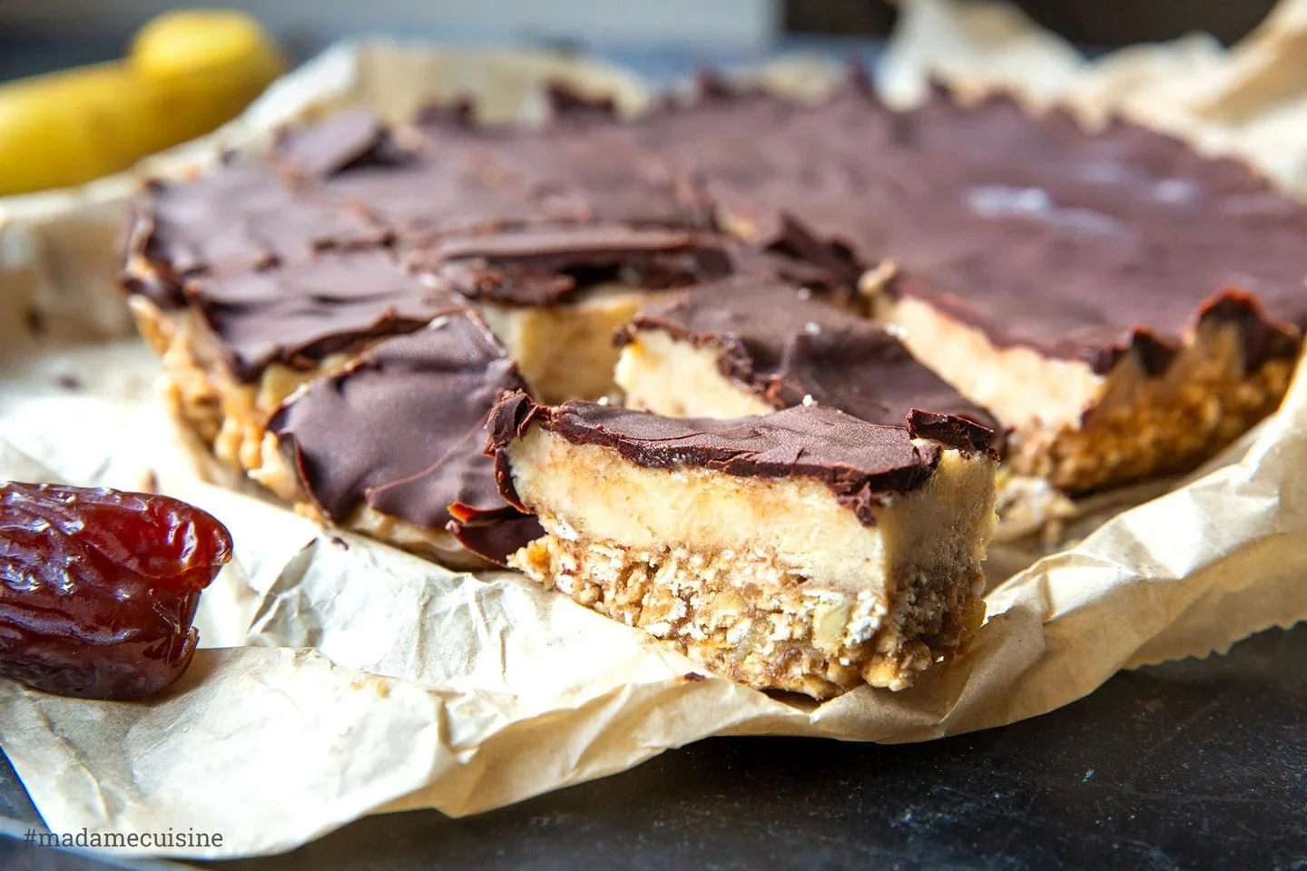 Bananeneis-Konfekt aus frisch pürierten Bananen und Schokolade als süße Leckerei.