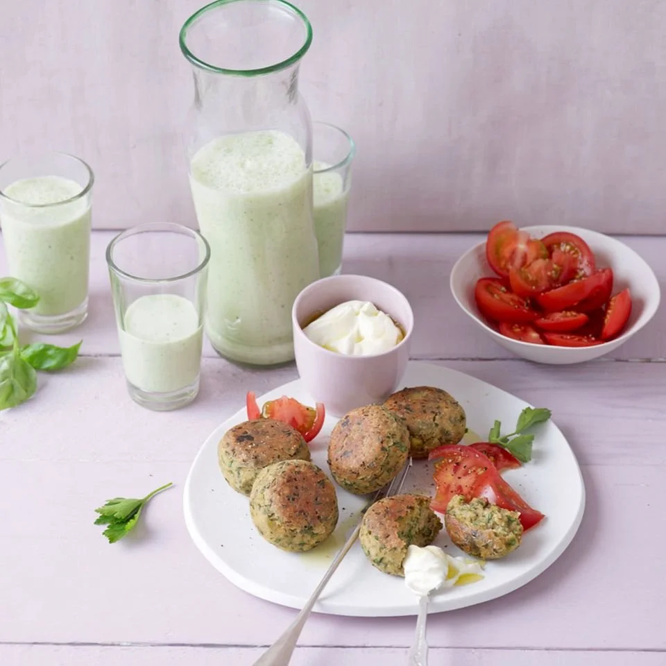 Erfrischender Basilikum-Apfel-Lassi in einem Glas mit frischen Zutaten