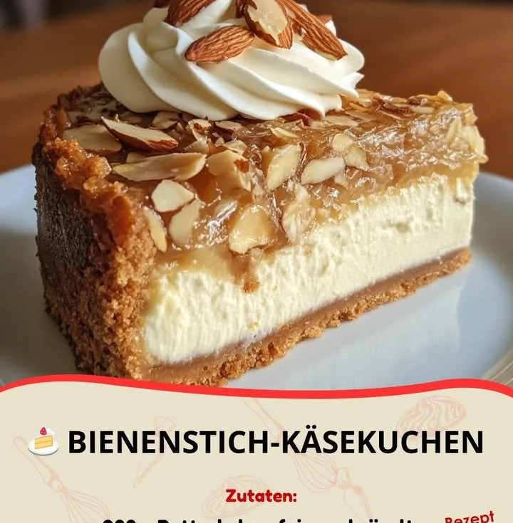 Bienenstich-Käsekuchen mit Nüssen und Honig auf einem Teller präsentiert