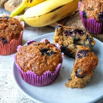 Blaubeer-Bananen-Muffins auf einem Holztablett