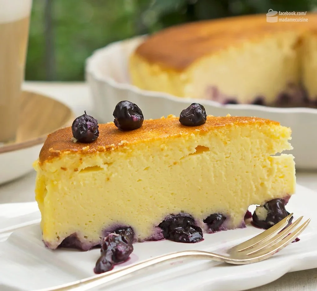 Blaubeer-Käsekuchen mit frischen Blaubeeren und cremigem Käsebelag