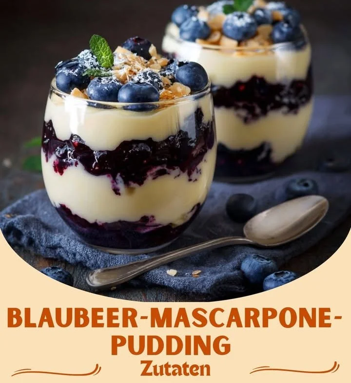 Leckerer Blaubeer-Mascarpone-Pudding in einer eleganten Dessertschale.