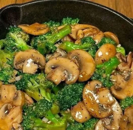 nährstoffreiche Brokkoli-Champignons-Pfanne mit frischen Zutaten