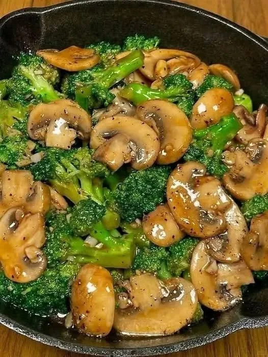 Brokkoli Champignons Pfanne mit frischen Zutaten in einer Pfanne zubereitet