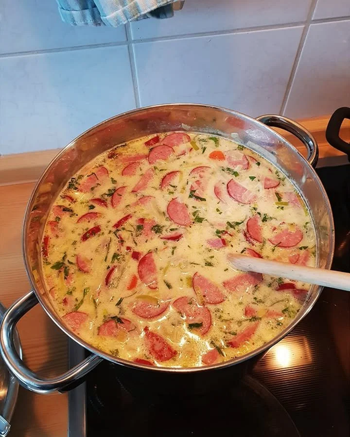 Leckere Cabanossi-Käse-Suppe in einer Schüssel serviert