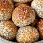 Leckere Chia-Floh-Brötchen auf einem Holzbrett, gesund und nährstoffreich.