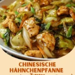Chinesische Hähnchenpfanne mit Spitzkohl und Zwiebel im Wok zubereitet