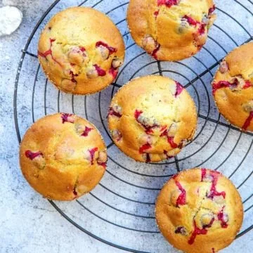 Frische Cranberry-Muffins auf einem Teller serviert, ideal für Frühstück oder Snacks.