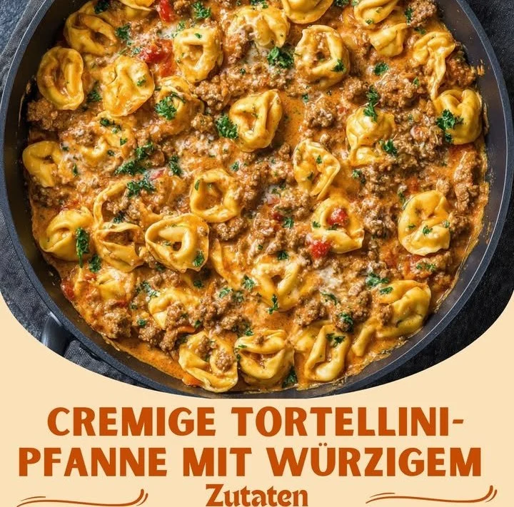 Cremige Tortellini-Pfanne mit würzigem Hack in einer Pfanne serviert