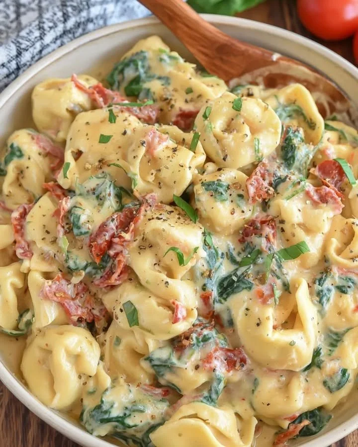 Cremige Toskanische Tortellini in einer weißen Soße serviert