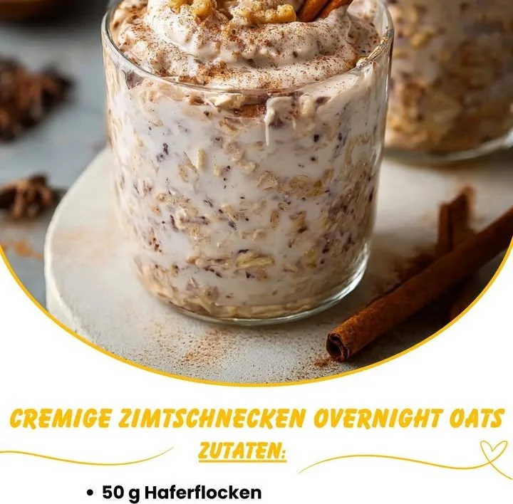Cremige Zimtschnecken Overnight Oats in einer Schüssel mit Zimt und Nüssen.